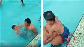  游泳池驚見「鬼手」抓交替？一名男童在游泳池玩水時不慎溺水，似乎被一股無形之力往下抓，所幸男童最後被父親救起，但有眼尖網友發現游泳池多一隻手，而男童的腳則被那隻手拽住。影片曝光後，嚇壞不少網友，紛紛直喊「X！超清楚的鬼手啊」。（圖／翻攝自Eiyna Sharina臉書）