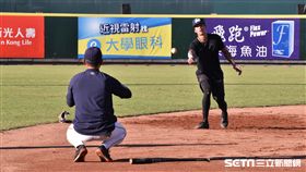 Lamigo桃猿林立賽前特別守備練習。（圖／記者王怡翔攝影）