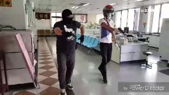 目睹歹徒持槍搶農會嚇傻　警：演習啦