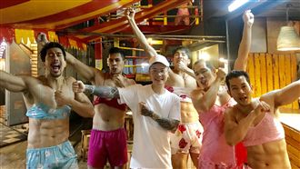 「肌情」挑逗！泰猛男揪蕭秉治當射手