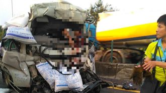 國道未煞車連環撞　駕駛遭夾爆慘死