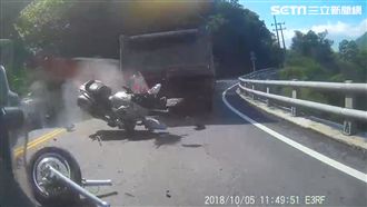 騎士蘇花盲彎超車　遭砂石車夾殺噴飛