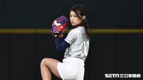 日本棒球美少女坪井美沙音開球。（圖／記者王怡翔攝影）