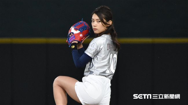 為桃猿開球　日本火球正妹手套愛台灣