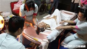 社工替9旬嬤洗澡／天主教中華聖母基金會授權提供