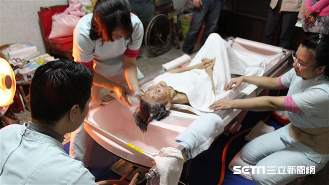 9旬病嬤千日沒洗過澡　陌生人暖幫洗