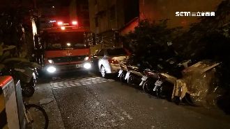 違停車阻救災！消防車被擋火災現場外