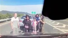 不要命了！6人站「斷腿區」看車禍　下一秒全被撞飛　圖／翻攝自新浪新聞