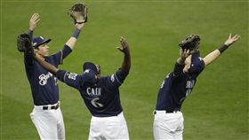 ▲釀酒人外野手慶祝拿到勝利。（圖／美聯社／達志影像）