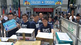 國民黨反空污3公投連署達標（2）國民黨27日在中央黨部外廣場舉行記者會，宣布推動「反核食、反空污、反深澳電廠」3項公投案的第2階段連署書突破145萬份，並裝箱運送至中選會。中央社記者孫仲達攝  107年8月27日