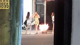 長腿辣妹每晚燒紙錢？老司機解惑：拜請豬哥精。（圖／翻攝自爆廢公社）