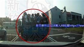  ▲不肖仲介業者利用小貨車載運移工。（圖／翻攝自《新竹爆料公社》） https://goo.gl/qovgTw