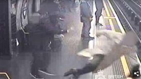 英國鐵軌落軌事件。（圖／翻攝自每日郵報）