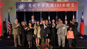 駐芝加哥辦事處雙十酒會　賓客舉杯慶祝駐芝加哥辦事處舉辦中華民國107年國慶酒會，處長黃鈞耀（前中）與美方貴賓舉杯共祝中華民國國運昌隆。（駐芝加哥辦事處提供）中央社記者尹俊傑紐約傳真　107年10月6日