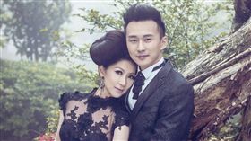 狄志杰跟大2歲的老婆顏嘉樂。(翻攝臉書)