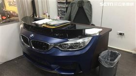 太有創意了！一名從事汽車維修工的網友表示，他因買不起BMW M4轎車，自己動手做出一輛M4車頭的辦公桌。（圖／網友李大圈授權提供）