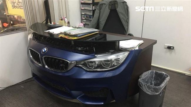 買不起名車　他把辦公桌變BMW跑車