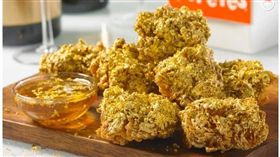美國知名連鎖炸機店Popeyes Louisiana Kitche，推出金箔雞翅。（圖／翻攝自紐約郵報）