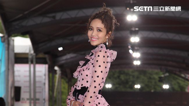 侯佩岑金鐘被讚爆！秀三「力」謝眾人