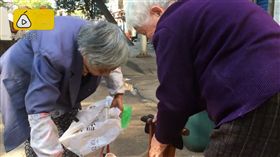 7旬老奶奶不顧家人反對出來拾荒，全為8旬閨密。（圖／翻攝梨視頻）