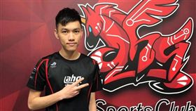 卡牌策略遊戲《爐石戰記》世界大賽日前開打，但台灣隊其中一名隊員薛喜（Shaxy）涉嫌在賽事期間偷看直播，遭官方判定作弊，取消台灣隊8強資格。而Shaxy今（6）日在臉書粉專發表聲明，向喜愛爐石的觀眾、隊友、朋友以及公司道歉。（圖／翻攝自Shaxy臉書）