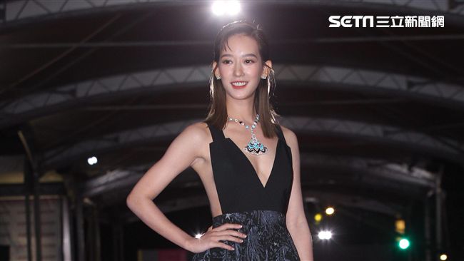 孟耿如低胸加露背　笑：來觀摩的！