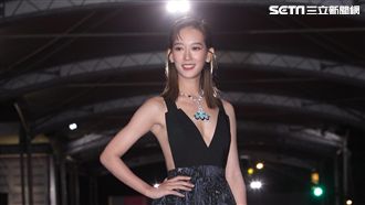 孟耿如低胸加露背　笑：來觀摩的！