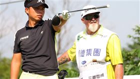 洪健堯（左）力拚亞巡賽首勝。（圖／TPGA提供）