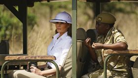 美第一夫人訪非洲 頂上帽子惹來批評