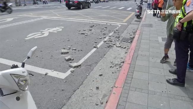 大樓外牆剝落　女騎士經過險遭爆頭