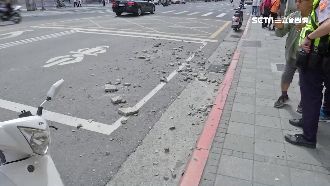 大樓外牆剝落　女騎士經過險遭爆頭