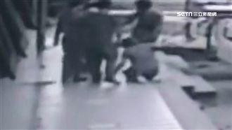 獨／趕時辰送牌位　家屬跪花店求讓道