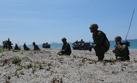 日本自衛隊員　菲國沙灘待命