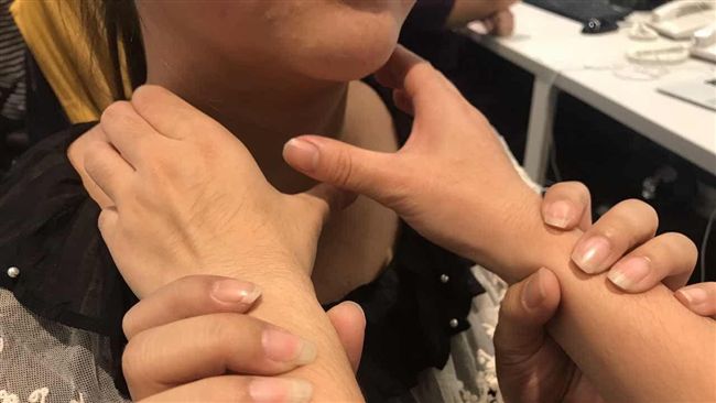 躲貓貓新玩法？少年被掐到失去意識