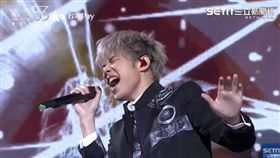 八三夭一連演唱多首經典改編嗨歌。