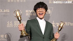 盧廣仲笑說獎座很重，兩個可以拿來作重訓。（圖／記者邱榮吉攝影）