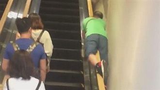 百貨手扶梯有嘉明味？　男趴扶手摩蹭