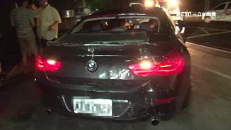 行車糾紛遭包圍砸車　車主撞樹逃生