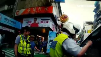 停車場插隊擋路！女倒車想逃遭警破窗