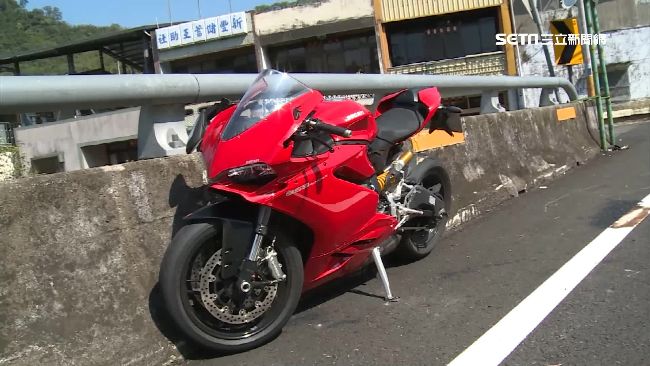 重機過彎急閃鐵牛車　騎士噴飛慘摔