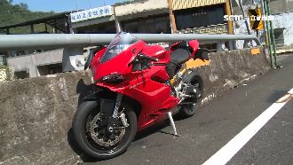 重機過彎急閃鐵牛車　騎士噴飛慘摔