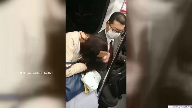 正妹睡趴倒身上　大叔狠掏手機偷敲頭