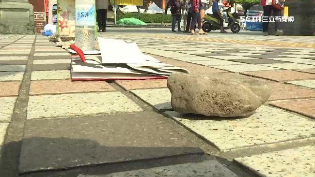 萬年季免費送美食　民眾石塊卡位惹議