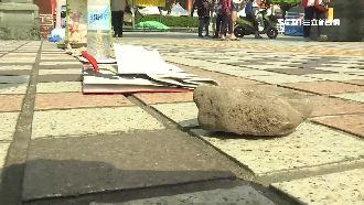 萬年季免費送美食　民眾石塊卡位惹議