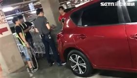 美式賣場好市多（Costco）內應有盡有，不僅商品便宜，又有完善的退貨機制，深受不少消費者喜愛，每到假日更是大排長龍，停車位常常「一位難求」。就有一名車主因找不到停車位，直接將車子停在放購物推車與柱子中間，結果該輛車被消費民眾用完的手推車包圍。車主見狀後，氣得狂飆工作人員，還揚言要提告。（圖／網友Cloudia Tseng授權提供）