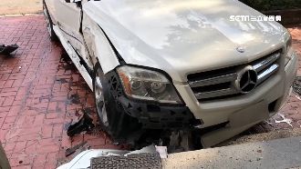 疑闖紅燈釀禍！賓士撞休旅車衝上騎樓