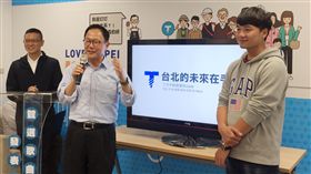 丁守中發布競選歌曲國民黨台北市長參選人丁守中（中）7日發布競選歌曲「台北的未來在手中」，從發想到製作都由團隊成員完成，盼以傳唱度高的創意曲風將理念傳達給民眾。中央社記者黃麗芸攝　107年10月7日