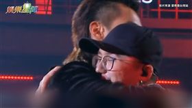 那吾克熱遭淘汰，師徒兩人互相擁抱。