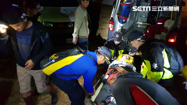 夫妻登山抄捷徑　摔斷腿急摳警消救援