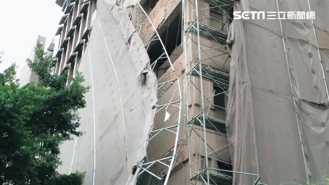 快訊／北市大樓鷹架傾斜　現場警戒中